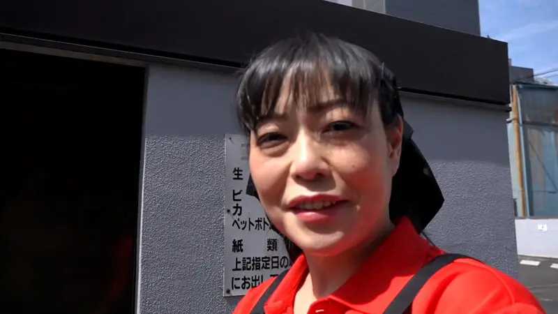 地方の焼肉店を夫婦で営む長身巨乳の熟女さ…  (h_1724a043g00008)-2