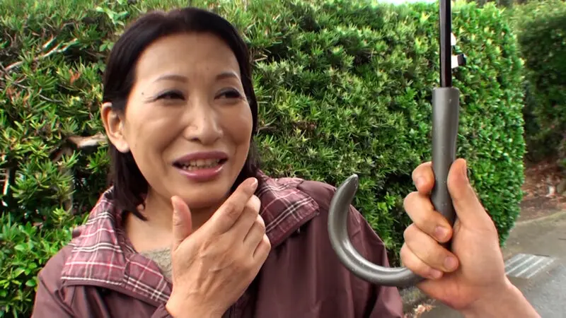 家族に内緒でAV出演する田舎の五十路熟女…  (h_1724a058g00002)-2