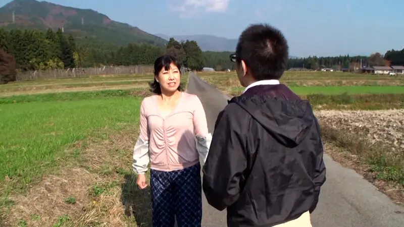 農家で働くお母さん！田舎で見つけた熟女を…  (h_1724a058g00006)-1
