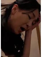 夫のそばで長男に抱かれる美しき熟母。エス…  h_1724m998g00011