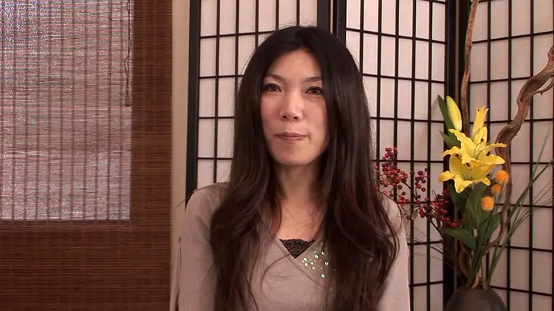 おしとやかな雰囲気を醸し出すバツイチ四十… (h_1724v111i00002)-1