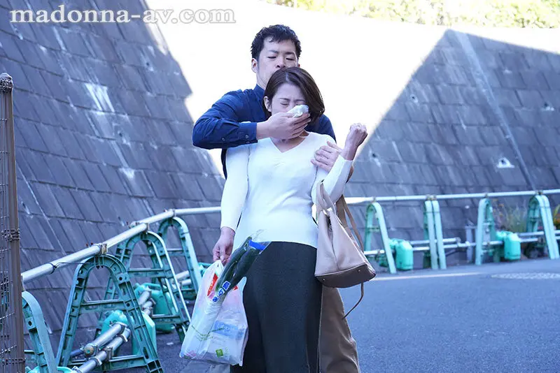 人妻を拘束椅子に放置して2時間…唾液だら… 友田真希 (roe00379)-2