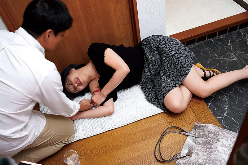 酔っ払った隣の奥さんが自宅を間違え僕の家… 月島さくら (umso00608)-8